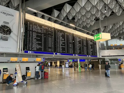 Anzeigetafel am Flughafen Frankfurt – Flying Star verfolgt Ihren Flug live