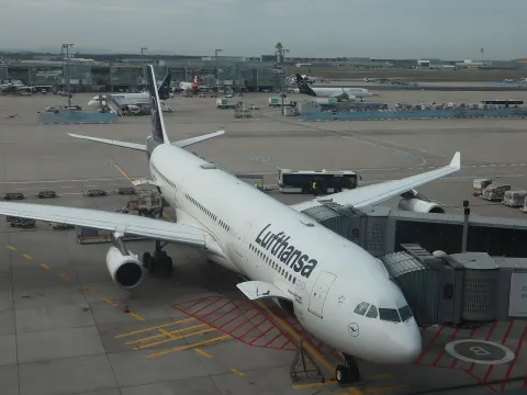 Gelandetes Flugzeug am Terminal des Flughafens Frankfurt