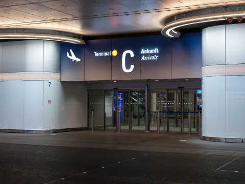 Ausgang Ankunft (Arrivals) am Flughafen Frankfurt – Treffpunkt mit dem Flying Star Fahrer