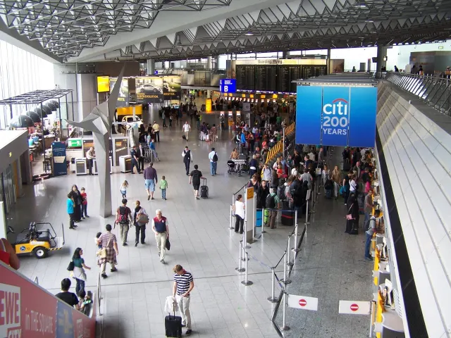 Departure hall B in Terminal 1 at Frankfurt Airport – meeting point B-6