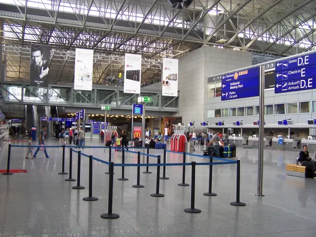 Hall D in Terminal 2 at Frankfurt Airport – meeting point exit E-9