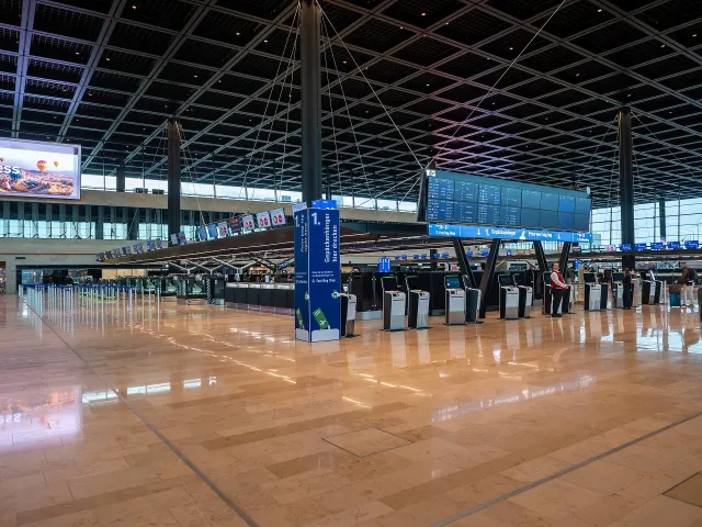 Abflughalle im neuen Terminal 3 am Flughafen Frankfurt – Treffpunkt für den Flying Star Flughafentransfer
