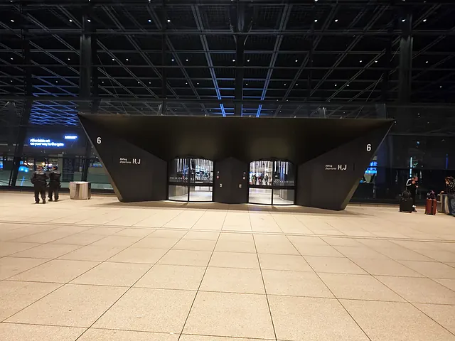 Terminal 3 am Flughafen Frankfurt: Ausgang 6 mit Schild „Abflug H, J“ – Treffpunkt für den Flying Star Flughafentransfer